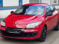 Gebraucht Renault Mégane III Authentique 101 PS (74 kW) 2013 Rot Limousine