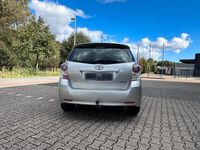 Gebraucht Toyota Verso 150 PS (110 kW) 2010 Silber Van / Kleinbus