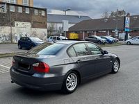 Gebraucht BMW 318 129 PS (94 kW) 2006 Grau Limousine