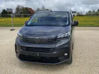 Neu Peugeot Traveller Allure 177 PS (130 kW) 2025 Titanium grau Van / Kleinbus