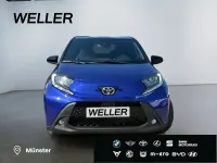 Neu Toyota Aygo 72 PS (52 kW) 2025 Juniper blue metallic / dach mysticschwarz mica (blau) Kleinwagen