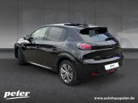 Gebraucht Peugeot e-208 Allure 100 kW (136 PS) 2023 Perla nera schwarz (metallic) Kleinwagen