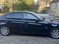 Gebraucht BMW 318 143 PS (105 kW) 2011 Schwarz Limousine