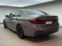 Gebraucht BMW M550 Efficient Dynamics 530 PS (389 kW) 2021 Berninagrau bernsteineffekt Limousine
