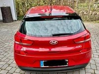 Gebraucht Hyundai i30 Select 99 PS (72 kW) 2017 Rot Limousine