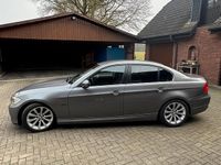 Gebraucht BMW 318 143 PS (105 kW) 2010 Grau Limousine