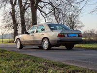 Second-hand Mercedes E220 150 CP (110 kW) 1992 Gri Berlinǎ