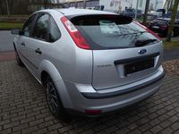 Gebraucht Ford Focus Trend 101 PS (74 kW) 2005 Silber Limousine