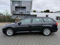 Gebraucht VW Passat R 122 PS (89 kW) 2022 Schwarz Kombi