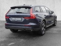 Gebraucht Volvo V60 CC 197 PS (144 kW) 2022 Denim blue / metallic Kombi
