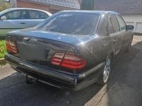Second-hand Mercedes E220 143 CP (105 kW) 2000 Negru Berlinǎ