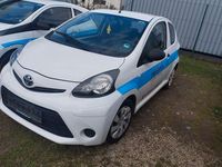 Gebraucht Toyota Aygo Basis 68 PS (50 kW) 2013 Weiß Kleinwagen