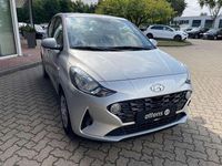 Gebraucht Hyundai i10 Select 67 PS (49 kW) 2021 Sleek silver Kleinwagen
