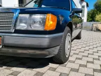 Gebraucht Mercedes E230 136 PS (100 kW) 1986 Blau Limousine