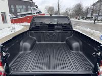 Gebraucht Toyota HiLux 204 PS (150 kW) 2025 Tiefschwarz metallic Pickup