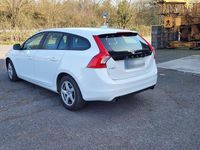 Gebraucht Volvo V60 152 PS (111 kW) 2017 Weiß Kombi