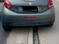 gebraucht Peugeot 208 in Matt Grau mit Motor Geräusch
