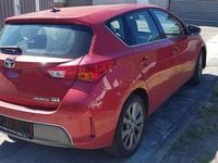 Gebraucht Toyota Auris Hybrid Executive 99 PS (72 kW) 2015 Rot Limousine