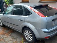Używany Ford Focus Trend 101 KM (74 kW) 2005 Srebrny Sedan/Limuzyna