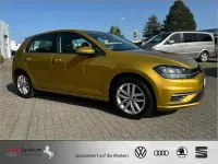 Gebraucht VW Golf VII 125 PS (91 kW) 2017 Curcuma yellow metallic Limousine
