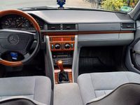 Gebraucht Mercedes 200 75 PS (55 kW) 1994 Silber Limousine