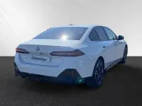Gebraucht BMW 550e M Sport 489 PS (359 kW) 2025 Alpinweiss uni Limousine