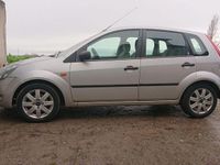 Gebraucht Ford Fiesta 69 PS (50 kW) 2002 Silber Limousine