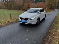 Gebraucht Volvo V40 Momentum 152 PS (111 kW) 2018 Weiß Limousine