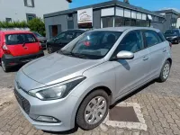 Gebraucht Hyundai i20 Classic 84 PS (61 kW) 2017 Silber Limousine