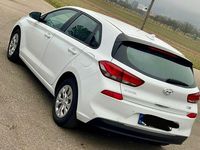 Gebraucht Hyundai i30 Trend 99 PS (72 kW) 2019 Weiß Limousine