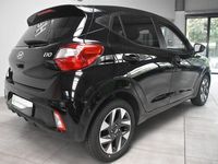 Neu Hyundai i10 Advanced 79 PS (58 kW) 2025 Schwarz metallic Kleinwagen