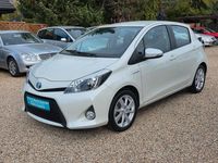 Gebraucht Toyota Yaris Hybrid 102 PS (75 kW) 2013 Weiß Kleinwagen