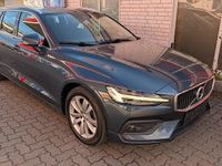 Gebraucht Volvo V60 Momentum 150 PS (110 kW) 2020 Blau Kombi