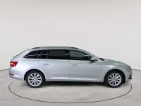Gebraucht Skoda Superb Ambition 200 PS (147 kW) 2023 Brillantsilber metallic Kombi