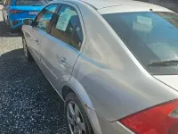 Usado Ford Mondeo Ghia 125 CV (91 kW) 2004 Gris Berlina