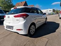 Gebraucht Hyundai i20 75 PS (55 kW) 2015 Weiß Limousine