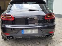 gebraucht Porsche Macan S mit 258 PS in Tiefenschwarzmetallic