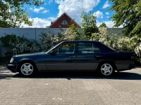 Gebraucht Mercedes E230 132 PS (97 kW) 1991 Schwarz Limousine