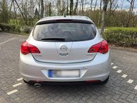 Gebraucht Opel Astra 140 PS (102 kW) 2011 Silber Kleinwagen