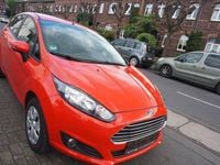 Używany Ford Fiesta Trend 75 KM (55 kW) 2015 Czerwony Sedan/Limuzyna