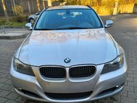 Gebraucht BMW 318 143 PS (105 kW) 2011 Silber Limousine