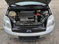 Gebraucht Ford Fiesta 69 PS (50 kW) 2005 Polarsilber metallic Kleinwagen
