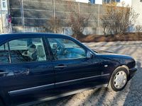 Gebraucht Mercedes E240 Elegance 170 PS (125 kW) 1999 Blau Limousine