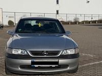 Gebraucht Opel Vectra 100 PS (73 kW) 1998 Silber Limousine