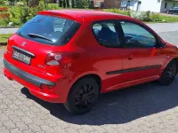 Gebraucht Peugeot 206 Basis 73 PS (53 kW) 2011 Farbe rot aden/flach standard Kleinwagen