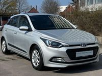 Gebraucht Hyundai i20 Passion 101 PS (74 kW) 2016 Silber Kleinwagen