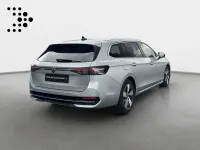 Gebraucht VW Passat Elegance 150 PS (110 kW) 2024 Oyster silver metallic Kombi