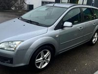Gebraucht Ford Focus Ghia 116 PS (85 kW) 2005 Silber Kombi