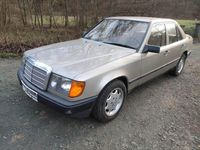 Gebraucht Mercedes E230 136 PS (100 kW) 1985 Gold Limousine