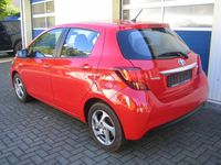 Gebraucht Toyota Yaris Hybrid Comfort 101 PS (74 kW) 2015 Rot Limousine